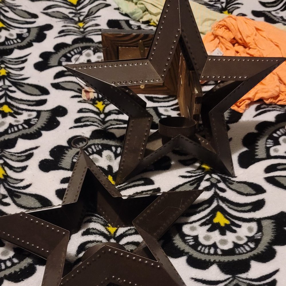 Metal star shaped candle holder